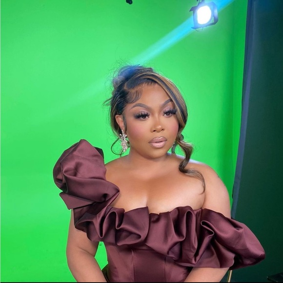 HOUSE OF CB 'Selena' Raisin Satin Puff Shoulder Dress - Picture 9 of 13